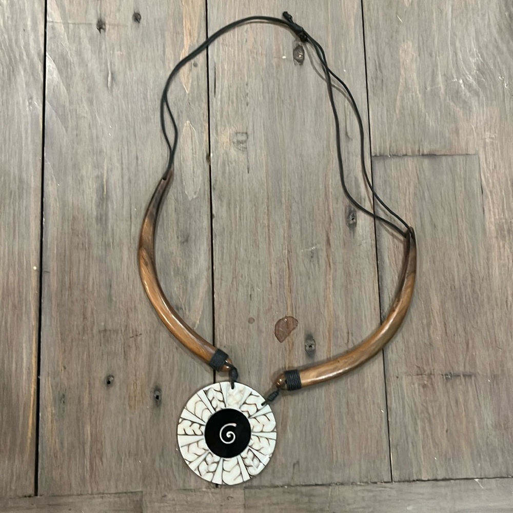 Adjustable necklace. Wood and plastic.